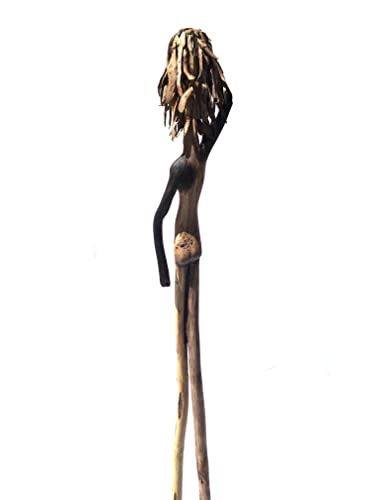 Висока момиче от местата с детска буца в чизми, една Великолепна дървена скулптура на жена с височина 3 метра